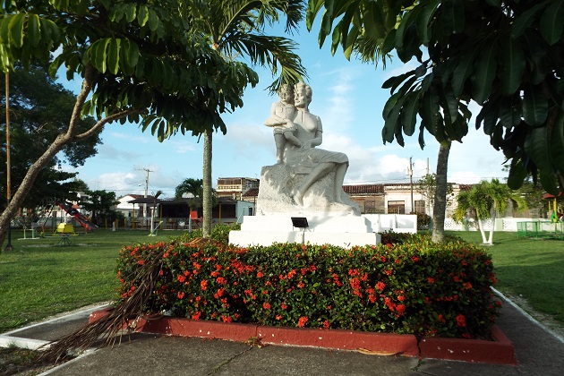 Parque infantil de Sagua la Grande, mejor conocido como "Parque de las Madres" por el monumento que por iniciativa del periodista Enrique Isoba Toledo fuera inaugurado allí el 20 de mayo de 1945. La obra, esculpida en mármol, tendría como autor al artista Fernando Boada Martín.