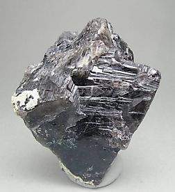 Axinite Mn-RQ16M5m.jpg