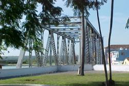Puente de hierro sobre el río yumurí.jpg