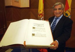 Gabriel Cisneros con un ejemplar de la Constitución española de 1978.jpg