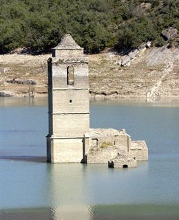 La torre de Mediano asoma en periodos de sequía.jpg