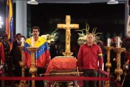 Maduro-cabello-guardia-de-honor-chávez.jpg