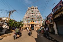 Calles-que-conducen-a-torre-monumental-antiguo-templo-hindú-jambukeshwar.jpg