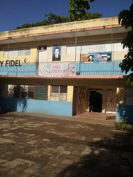 Frente de la escuela primaria Abel Santamaría Cuadrado (municipio Amancio).jpg