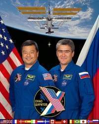 Leroy Chiao (EE.UU.) y Salizhan Sharipov (Rusia)