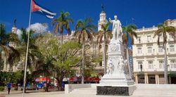 Estatua-jose-marti-parque-central-de La Habana.jpg