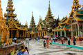 Fieles-rezando-pagoda-Shwedagon.JPG