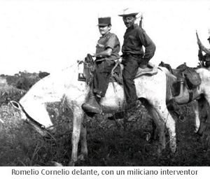 Romelio Cornelio delante, con un miliciano interventor.jpg