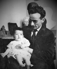 El escultor Erminio Blotta (27) en su estudio con su hijo Edgar (1919-2010), el padre del usuario Rosarino (Herminio Andres Blotta).jpg