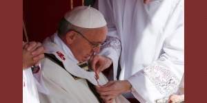 Arzobispo recibiendo el Palio.
