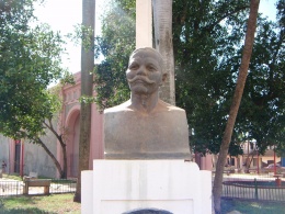 Busto Maceo Parque Municipal.JPG