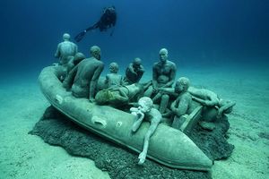Jason-deCaires-Taylor-The-Raft-of-Lampedusa.jpg