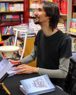 Pablo Vila presentando su libro El año lírico en Vigo.jpg