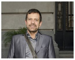 El tanguero Guillermito Fernández de pie en la puerta del Centro Cultural Kirchner (ciudad de Buenos Aires), 2015-05-21 (fragmento).jpg